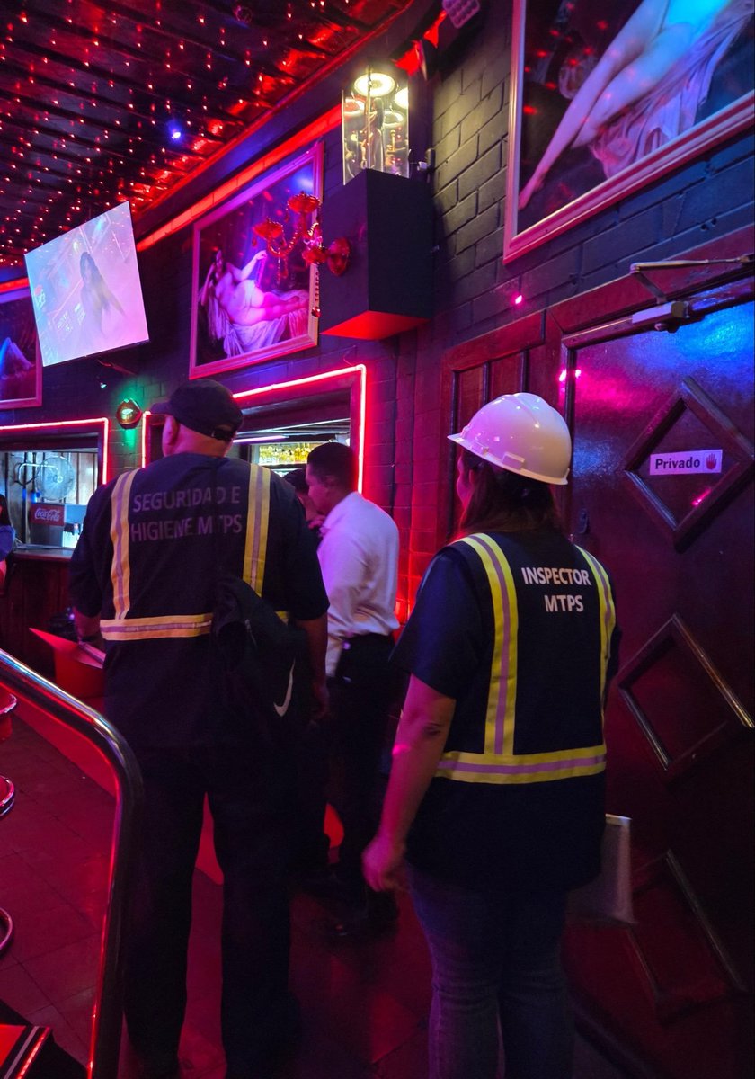 stisss's tweet photo. El cumplimiento de los derechos laborales debe mantenerse durante todas las horas del día. Los equipos de inspección continúan sus recorridos nocturnos para identificar posibles incumplimientos y revisar las condiciones de trabajo a escala nacional.

El Ministro de Trabajo @RolandoCastroSv, mediante el Programa Justicia Laboral Nocturna, da seguimiento a las verificaciones relacionadas con salarios, jornadas y prestaciones, promoviendo el cumplimiento de la normativa laboral.