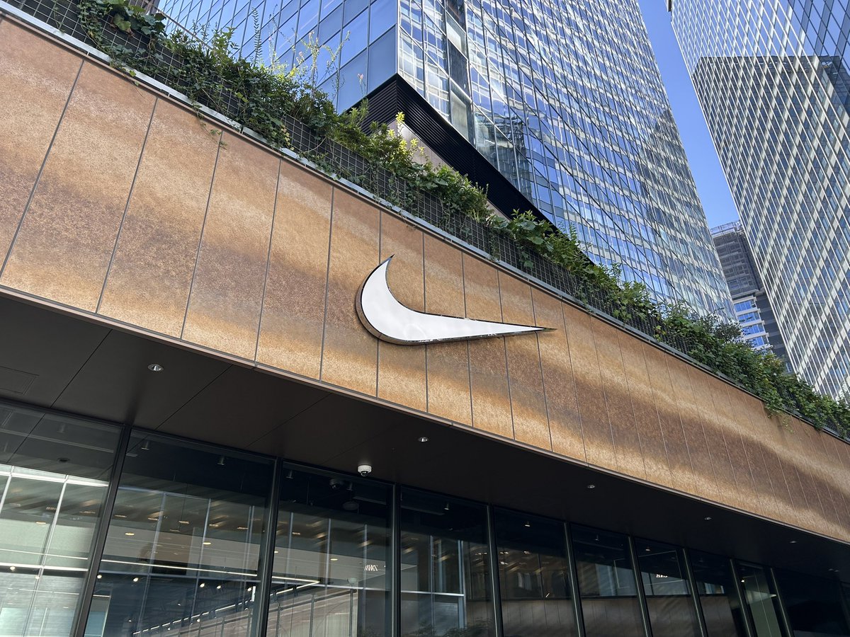 JT_SP_4's tweet photo. そういえば昨日の空き時間、NIKEコラボ最終日に無事ゲットできました

うさのさん買い方のレクチャーありがとう🙏 https://t.co/GaYtU7ft6F
