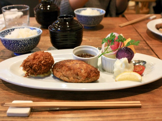 nagoyafood's tweet photo. 🍽【名古屋】肉汁あふれる！ハンバーグ12選🥩

①池下｜池下Ponte（ポンテ） さん
②矢場町｜極味や 名古屋パルコ店 さん
③大須観音｜ばーぐ屋ぶりこ さん
④今池｜ツムギキッチン さん
⑤鳴海｜喫茶なるみ さん
⑥桜山｜トッティの洋食屋 さん
⑦池下｜キッチン兆 さん
⑧栄｜カレーのあさくま 栄スカイル店 さん
⑨上前津｜すゞ家 赤門店 さん
⑩亀島｜君のハンバーグを食べたい 則武新町店 さん
⑪金山｜キッチン櫻庭 さん
⑫大須観音｜キッチントーキョー さん

みんなのお気に入りハンバーグもコメントで教えて👀✨
各店の詳細はナゴレコweb版でチェック▼