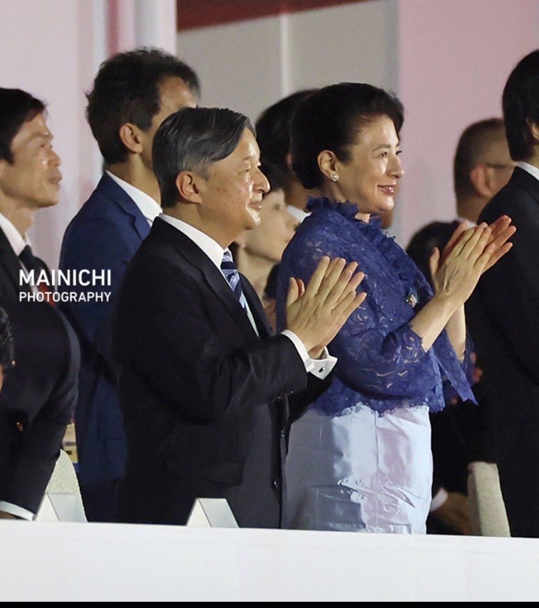 43H4LLg65tQNyEo's tweet photo. 陛下の発案に「人徳」を感じる
“立ち上がって選手らを迎えたのは、天皇陛下が発案されたということです。
式の中盤では、天皇陛下が開会を宣言。両陛下は、「大会に関わる人々が感動を共有し1つになっていこうという思いを感じることができました」と感想を寄せられました。” https://t.co/Lx70vysxZ9