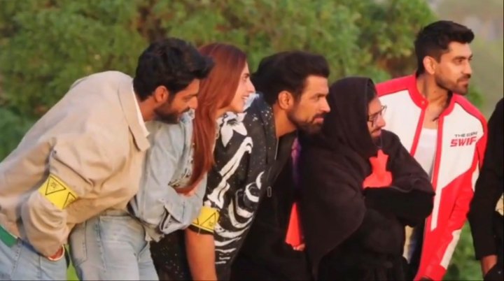 SaraBansal46715's tweet photo. This trio >>>> 
#FarrhanaBhatt𓃵 #KaranWahi
#RithvikkDhanjlani #KKK15 https://t.co/ymYlRcbHl9