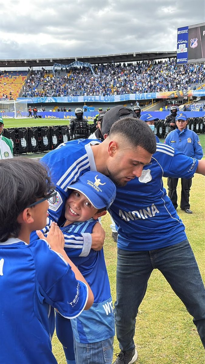 davidvep_'s tweet photo. @JuankPiza Era mi hermano, esta de cumpleaños y le regalo la camisa 💙🥺 

Le dio el mejor cumpleaños a mi hermanito https://t.co/HothN6oIc6