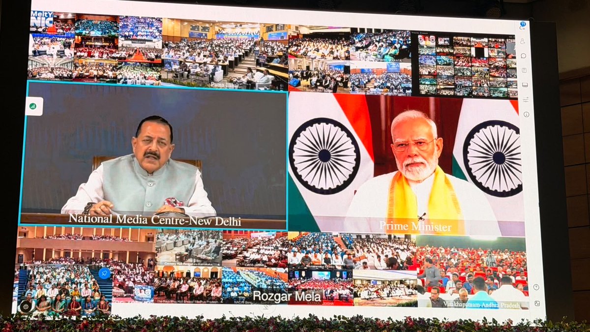 DoPTGoI's tweet photo. युवाओं के सपनों को अवसरों से जोड़ता 20वां रोजगार मेला।

माननीय प्रधानमंत्री @narendramodi के मार्गदर्शन में आयोजित 20वें रोजगार मेले में आज देशभर के 45 स्थानों पर 51,000 स�� अधिक नव नियुक्त युवाओं को नियुक्ति पत्र प्रदान किए गए। इसके साथ ही, #RozgarMela के माध्यम से अब त�� लगभग 12.75 लाख युवाओं को नियुक्ति पत्र प्रदान किए जा चुके हैं।

नई दिल्ली के National Media Centre में आयोजित कार्यक्रम में Union Minister @drjitendrasingh एवं Secretary, Department of Personnel & Training Ms. Rachna Shah की उपस्थिति रही।

नियुक्ति पत्र से लेकर नई जिम्मेदारियों तक, 20वां रोजगार मेला युवाओं के लिए सार्वजनिक सेवा की एक नई पारी की शुरुआत का साक्षी बना।

नव नियुक्त सभी युवाओं को हार्दिक शुभकामनाएं।

#20thRozgarMela #RozgarMela2026 #ViksitBharat2047