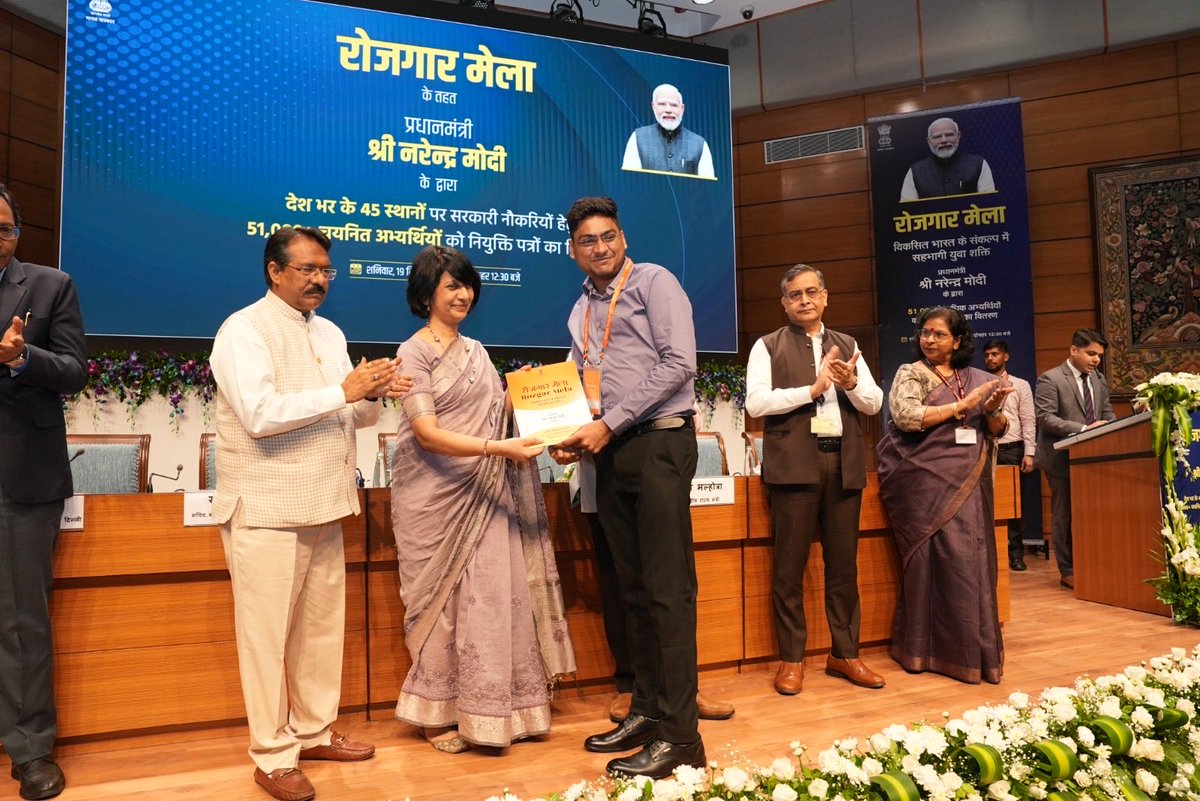 DoPTGoI's tweet photo. युवाओं के सपनों को अवसरों से जोड़ता 20वां रोजगार मेला।

माननीय प्रधानमंत्री @narendramodi के मार्गदर्शन में आयोजित 20वें रोजगार मेले में आज देशभर के 45 स्थानों पर 51,000 स�� अधिक नव नियुक्त युवाओं को नियुक्ति पत्र प्रदान किए गए। इसके साथ ही, #RozgarMela के माध्यम से अब त�� लगभग 12.75 लाख युवाओं को नियुक्ति पत्र प्रदान किए जा चुके हैं।

नई दिल्ली के National Media Centre में आयोजित कार्यक्रम में Union Minister @drjitendrasingh एवं Secretary, Department of Personnel & Training Ms. Rachna Shah की उपस्थिति रही।

नियुक्ति पत्र से लेकर नई जिम्मेदारियों तक, 20वां रोजगार मेला युवाओं के लिए सार्वजनिक सेवा की एक नई पारी की शुरुआत का साक्षी बना।

नव नियुक्त सभी युवाओं को हार्दिक शुभकामनाएं।

#20thRozgarMela #RozgarMela2026 #ViksitBharat2047