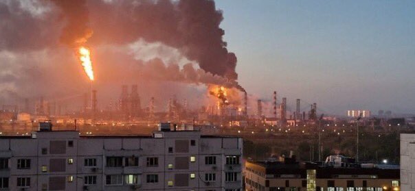 MartinDandach's tweet photo. Desastre en Moscú. Ucrania reventó con drones una de las refinerías mas importantes de Rusia. Es imposible que esta ofensiva haya sido únicamente de Kiev, necesariamente tuvo la intervención de tecnología e inteligencia de terceros países. Esta es una escalada enorme. Las tensiones están llegando al límite en Europa. En cualquier momento se puede empezar a descontrolar todo.