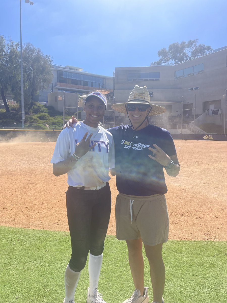 AudreyGotha2028's tweet photo. I had a great time at the @UCSDsoftball camp today! Thank you @UCSD_CoachP for the valuable feedback! I had a great time and learned so much! Go tritons!!🔱💛💙@UnityNulick2028 https://t.co/eCKLKO9mvK