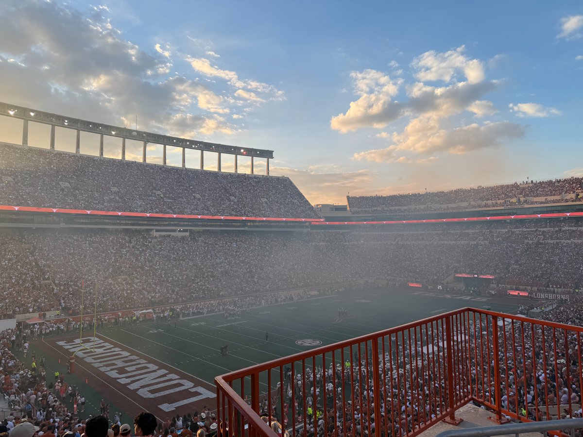 CJVogel_OTF's tweet photo. FINAL in Austin:

#1 Texas defeats UTSA 30–6.

Longhorns improve to 3–0 on the season and will begin SEC play next weekend in Knoxville.

https://t.co/LauyBxcI1T https://t.co/tCuewx9pZJ