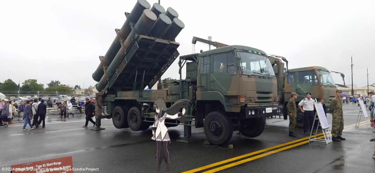 shidenkai301's tweet photo. まどマギ11話でほむらちゃんがワルプルギスの夜に対して使った88式地対艦誘導弾（第4地対艦ミサイル連隊）が並んでたので、記念にほむらちゃんと撮影

隊員さんに「まどマギでほむらちゃんが使ってたやつ！」と話したら「そうなんですよ〜」と答えられましたw
#まどドラカメラ
#三沢基地航空祭 https://t.co/Hh2PXXmxG8