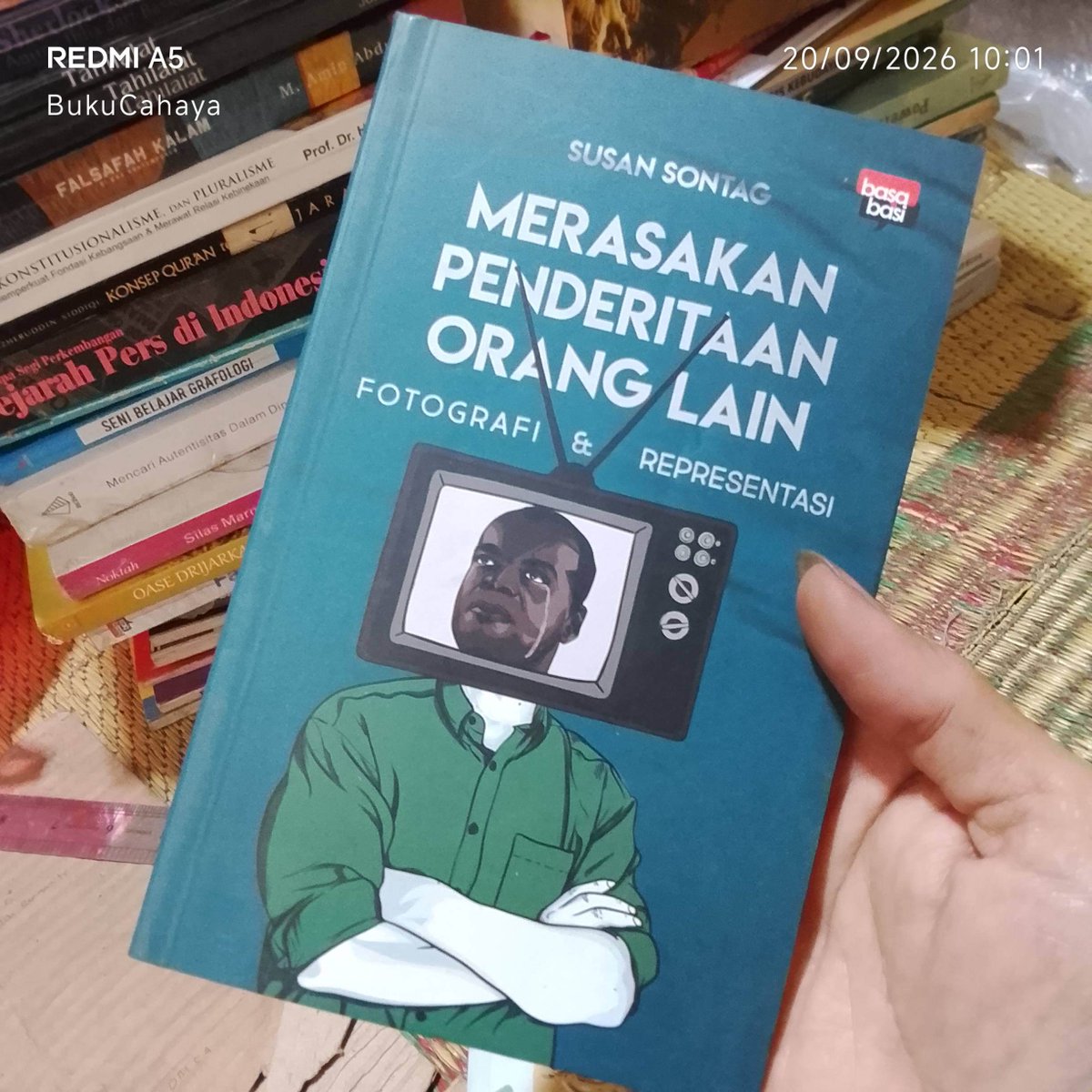 CahayaBookstore's tweet photo. Merasakan Penderitaan Orang Lain :
Fotografi & Representasi
Susan Sontag
Basabasi
162 hpm
Original
Rp.39.000 saja (normal : 60.000)
#bukucahaya 👈klik utk buku lain
#susanSontag #esai https://t.co/zk1EHZbV5l