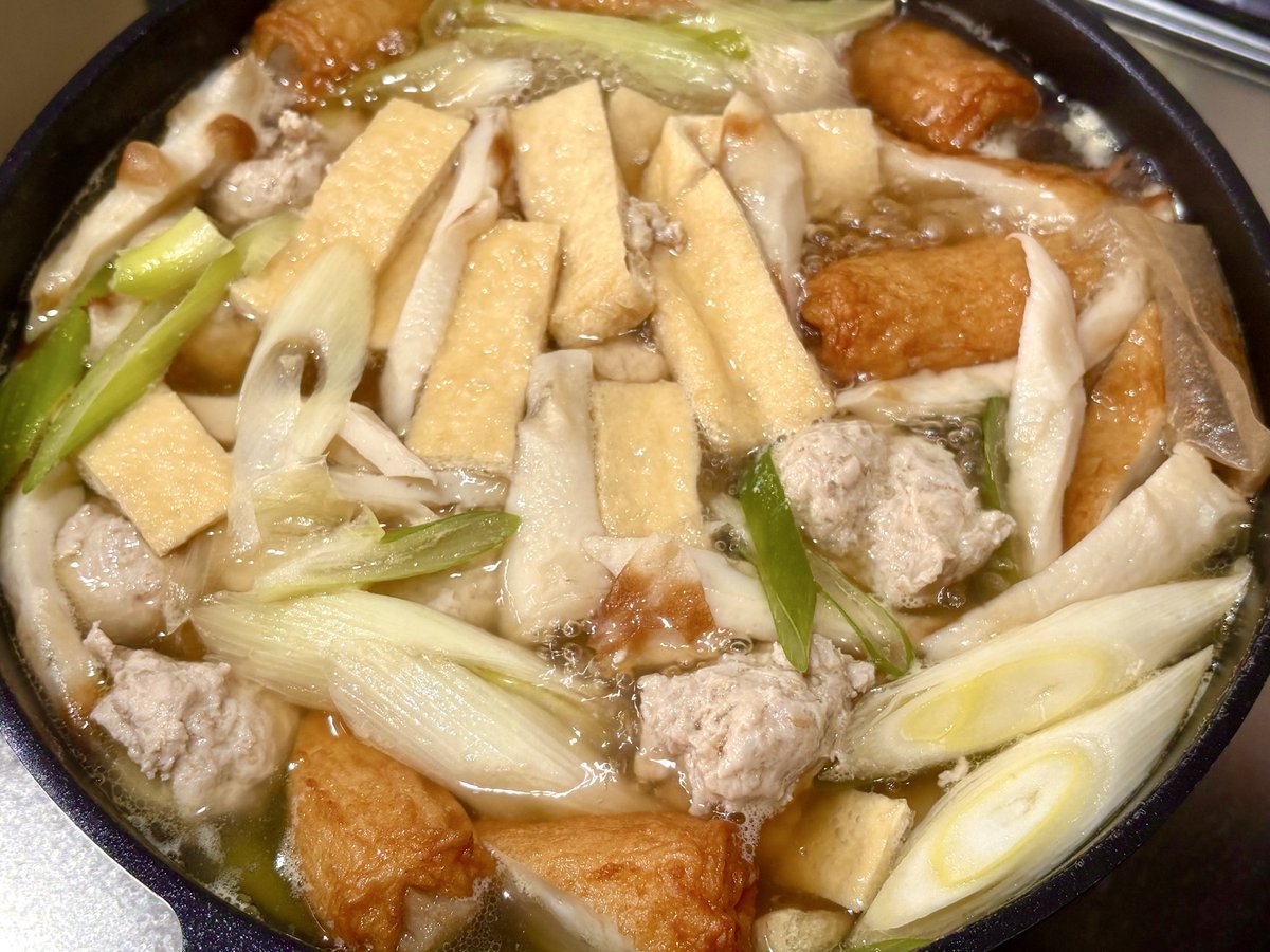 klpinkbus36's tweet photo. あまりの仕事の忙しさになかなかご飯が作れず…久々にお昼ごはんん作る…
煮込みうどん！味付けはほうとうの味付けで
味噌味がしみる… https://t.co/x654PlUYh5