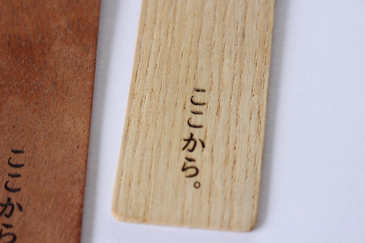 oide_kagu's tweet photo. 【ここから。木の栞 】

読む人それぞれの「ここから。」に寄り添う木の栞です

●マホガニー
●アッシュ

どちらも無垢材を使用し、塗装は行っていません

サイズ：幅3cm × 縦10cm × 厚さ0.1cm

*「公式オンラインショップ」
https://t.co/c1VQaPZ5Vw

#おいで家具
#美幌町 https://t.co/ht0jkXQJHx
