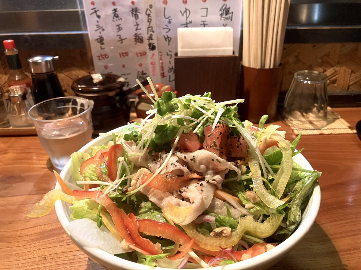 smileslime247's tweet photo. 昨晩、久々のパスタ風冷麺🥗
相変わらずの美味❤️教え子と(3年前に来ていたらしい　3枚目) https://t.co/P63jYcA9Pj