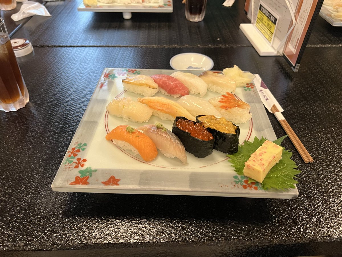 ijime0825's tweet photo. 5000円の寿司…ごくり https://t.co/G2tXUKRpLO