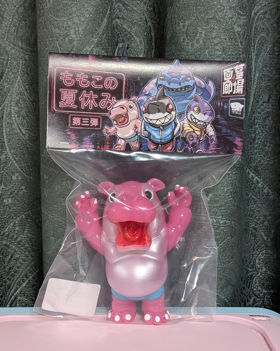 kabatotto2023's tweet photo. HIPOPO到着🦛✨️
墓場の画廊さんのソフビ抽選情報を見た時にカバさんだぁ~と思って抽選を心待ちにしておりました🦛
Momoco Studioさんだったし✨️
色もカハイイ💗
G-SHARKと並べて飾ります💗💗
#墓場の画廊
#MomocoStudio
#HIPOPO https://t.co/KUZaKcFt8e