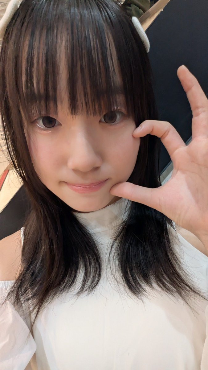 n8ze4l's tweet photo. 昨日は初対バンありがとうございました！！
前より緊張しなかったし、振りも間違えずにできたことが嬉しかったです🥹
でもお母さんには笑顔が足りないって言われちゃいました、、笑顔になれるように頑張るね💪('ω'💪)
LIVEのあとも遊び尽くして楽しい1日だったよ！！
次のライブは25日！よろしくね https://t.co/QAB3drDvT0