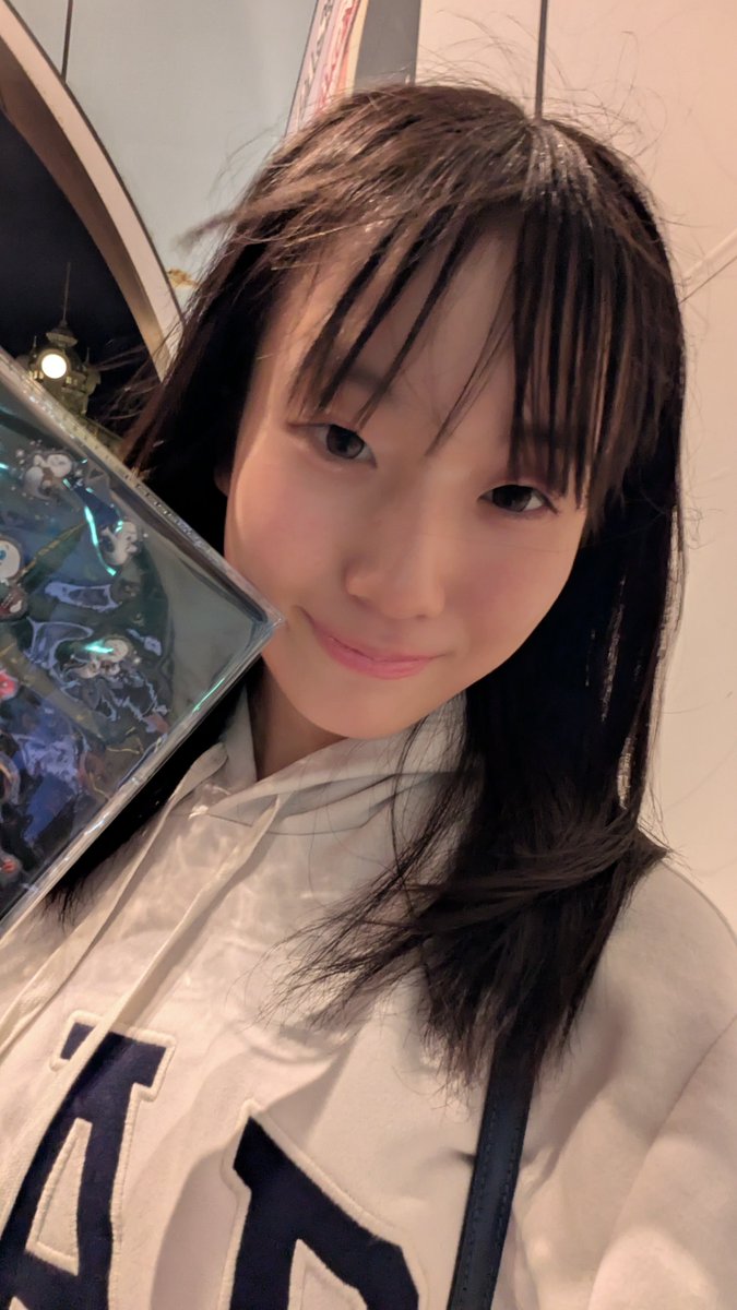 n8ze4l's tweet photo. 昨日は初対バンありがとうございました！！
前より緊張しなかったし、振りも間違えずにできたことが嬉しかったです🥹
でもお母さんには笑顔が足りないって言われちゃいました、、笑顔になれるように頑張るね💪('ω'💪)
LIVEのあとも遊び尽くして楽しい1日だったよ！！
次のライブは25日！よろしくね https://t.co/QAB3drDvT0
