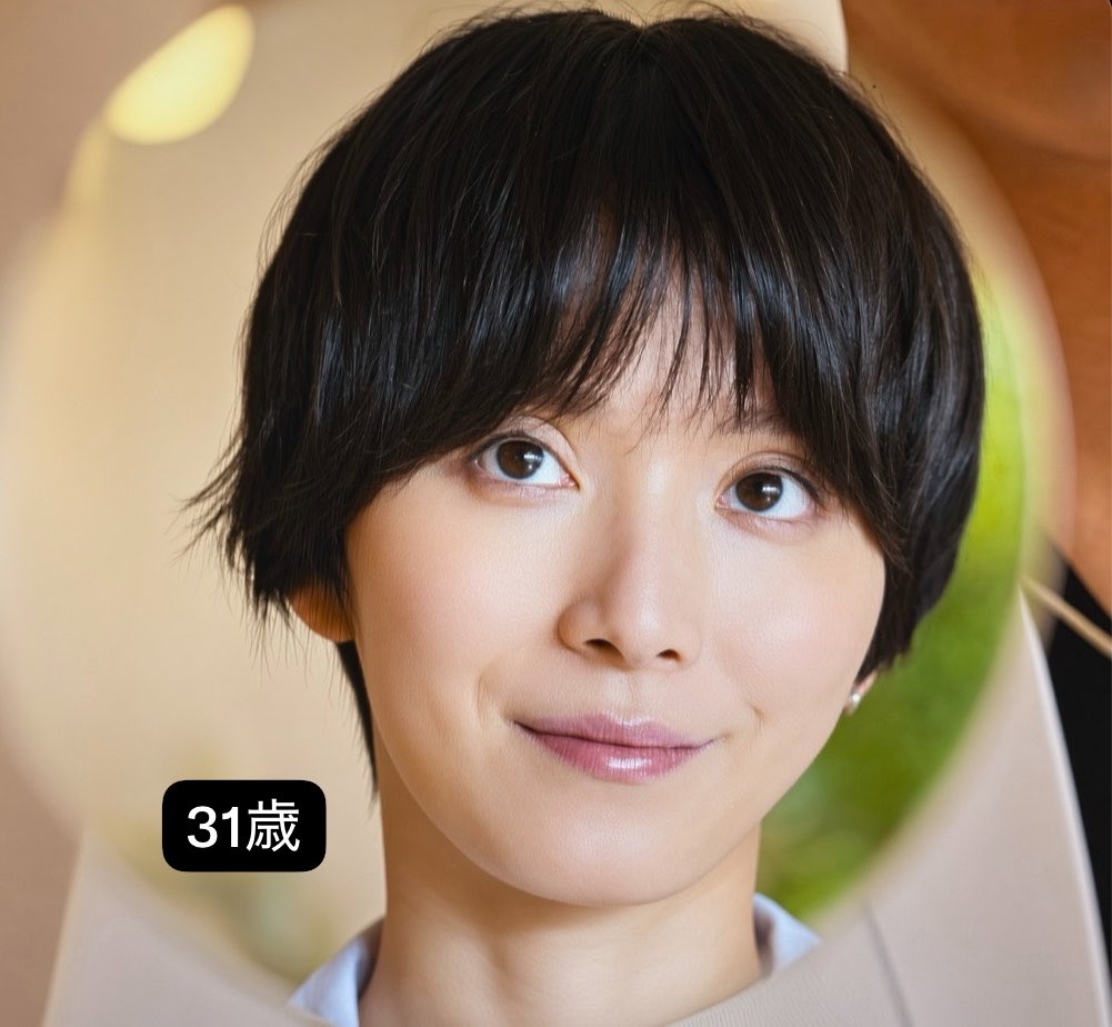motiva55's tweet photo. 松岡茉優さん、ダウンタイムでの演技力が凄まじくて忘れがちだけど子役時代と比べてどう見ても二重幅が広がってんだよな。

黒目の開きが改善して二重修正、歯並びリアス式海岸も綺麗に港区湾岸の補正されたスマイルアーチに仕上がった。

この変化を見ると小学生に二重整形させるチェーン店とか悪でしかないよね。