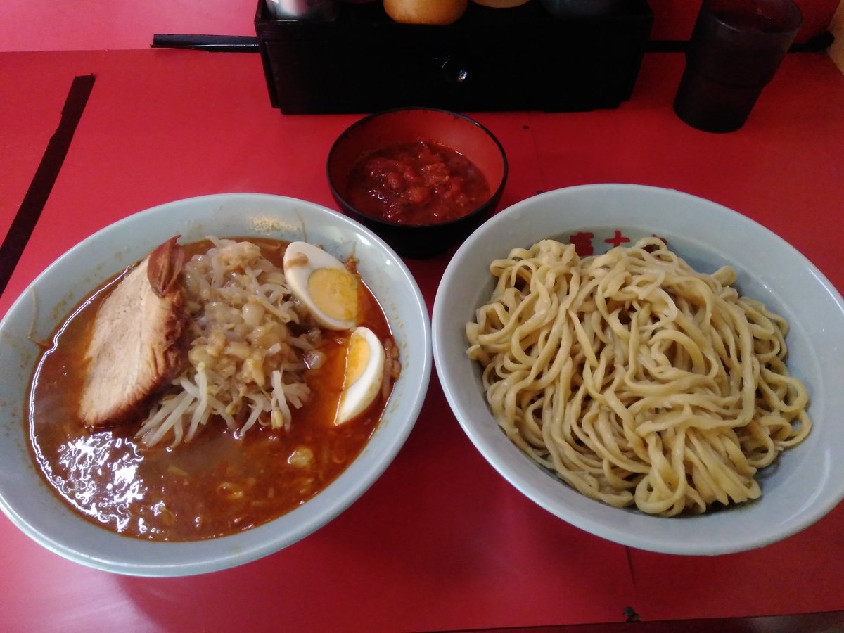 KenIgarashi's tweet photo. ラーメン富士丸東浦和店
つけ麺最終日って事で、やっぱ食べとこう笑
『トムヤムつけ麺』と赤（辛トマト）

食べやすいトムヤムでホッとした
辛さは赤のが辛いんじゃないの？の感覚だったけど
後半汗がダラダラ笑
発汗作用ある

懲りずにちょいヤサイにしたんだけどやっぱ多かったww https://t.co/lp3U0qNQ0h