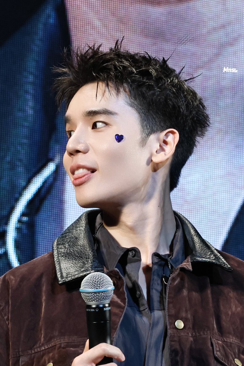 hiajimnongsea's tweet photo. someone once said that he sticks out his tongue when hes shy..... so ig the said someone was clearly shy while showing off the heart sticker placed by the person he loves the most 😛

JIMMYSEA DAISUKI DESU

#JimmySeaXFanday33inOSAKA
#jimmyyjp https://t.co/KDCK7NcPUZ