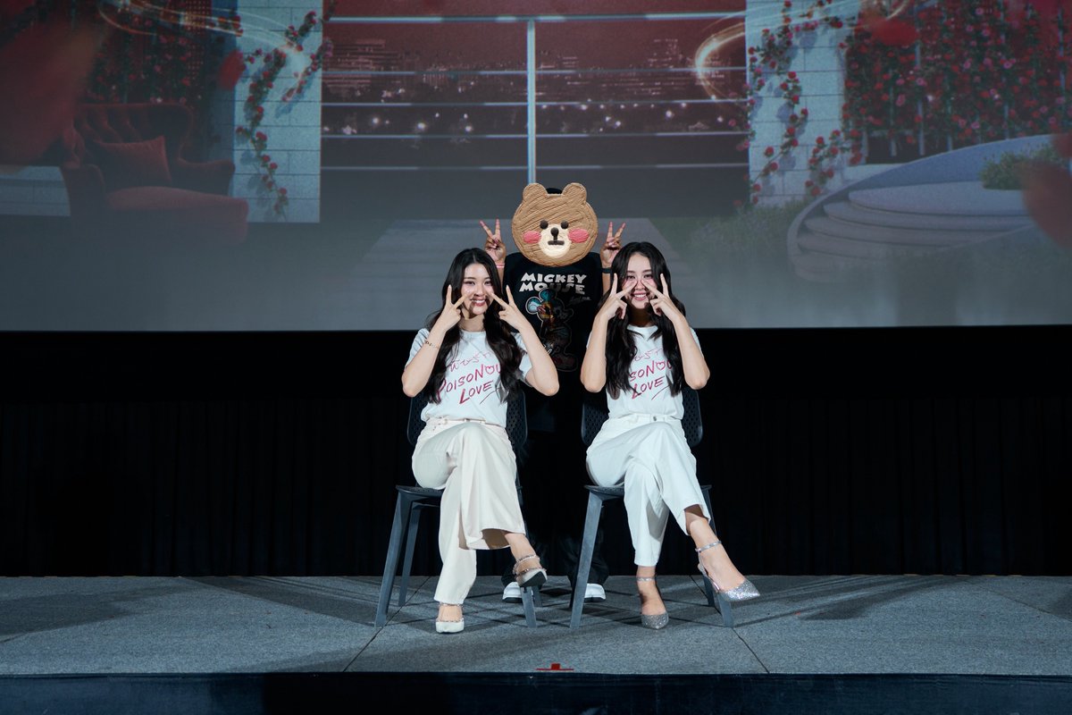 mollie8119's tweet photo. จำได้ว่าวันนั้นคือคนสุดท้ายที่รีบวิ่งไปถ่ายรูปกับน้องๆคือต้องไปทำงานที่พารากอนก่อนแล้วรีบกลับมาเสียดายที่มาไม่ทันตอนไซน์แต่อย่างน้อยก็ยังได้ถ่ายรูปด้วยกัน ปีนึงแล้วพวกหนูเติบโตขึ้นเยอะเลยน๊าซัพพอตเสมอนะ🦙🐒💜💛
#GinJay #จินเจ #ginnynatnicha #aangelinaass
#PoisonousLove
#ครบรอบ1ปีซีรีส์พิษรัก