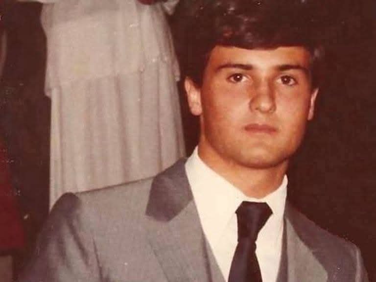 hgpugliese's tweet photo. Enrique Ronconi Nació en Quilmes el 3 de mayo de 1962. Con el Regimiento de Infantería 7, unidad militar con la que fue a Malvinas.
Murió en la Batalla de Monte Longdon y, luego de 35 años, su tumba lleva su nombre en el Cementerio de Darwin. https://t.co/tvFlKzUPsQ