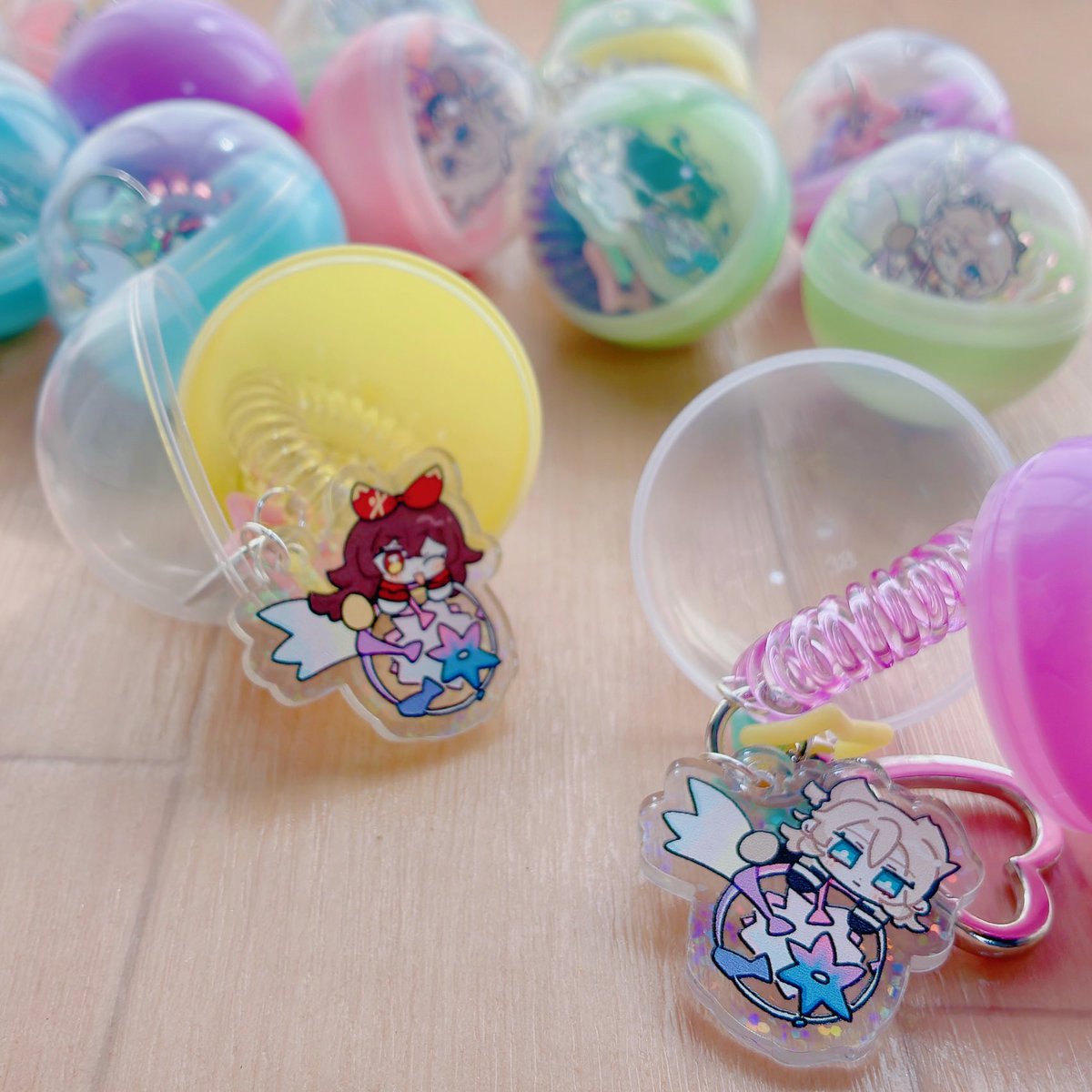 chan_oim0's tweet photo. 📢10/11頒布物サンプル

【アクキ~ガチャ】
モﾝﾄﾞのプレイアブルキャラ(+α)のアクキーガチャです　ちょっとキラキラしております🪩
1回100円(予定)全25種

※当日の状況や購入数よっては頒布方法を変更する場合があります https://t.co/fCsbPmXVyI