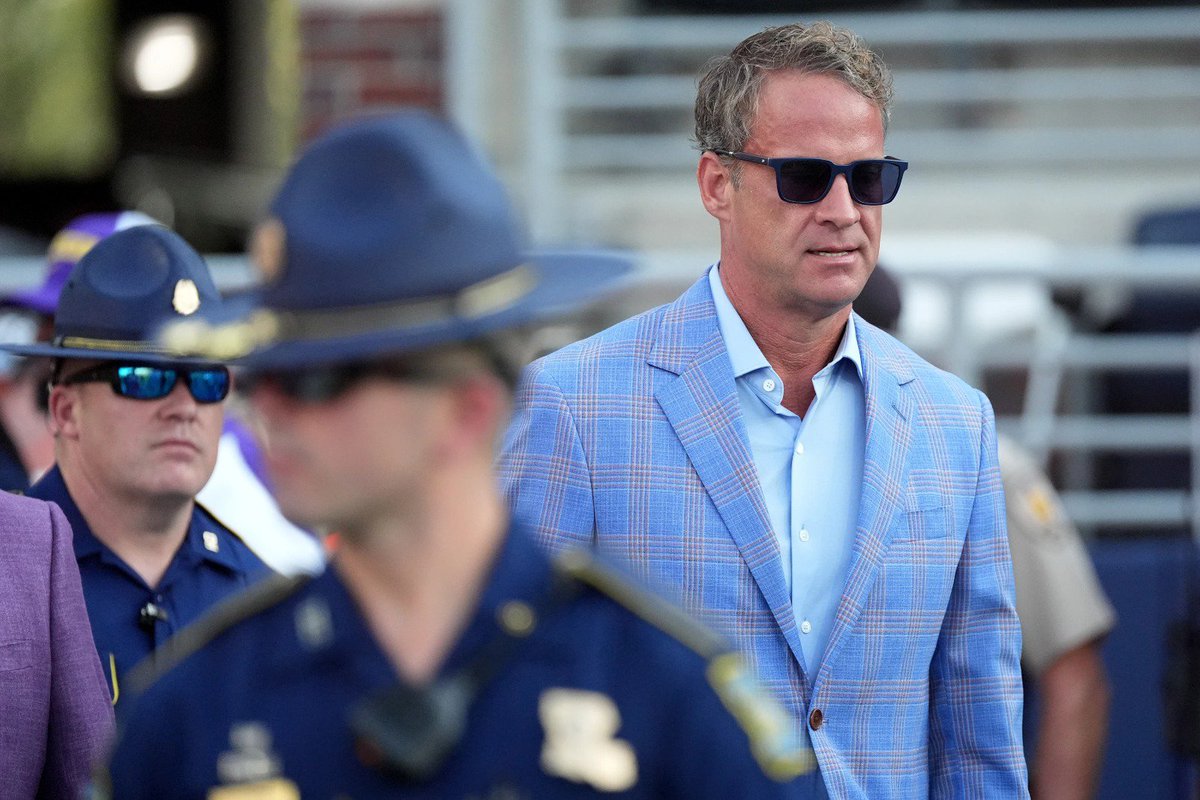 edwards6689's tweet photo. Fans in Ole Miss’ Grove mock Lane Kiffin but tout their ‘hospitality’ as he returns with LSU.
More news: https://t.co/yLIto7eVK8 
#LSUvsOleMiss #LSUFootball #OleMissFootball #LSU #OleMiss #LSUvsOleMiss2026 #CollegeFootball #NCAAF #LSUTigers #OleMissRebels https://t.co/V9AY9FUqoF