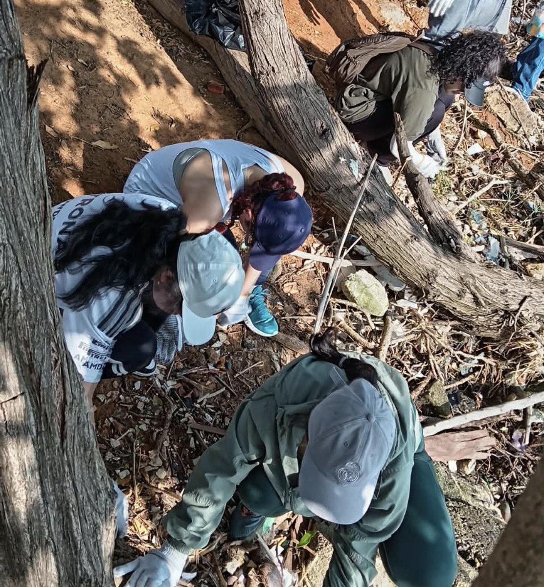 PanchoArias2012's tweet photo. Buena iniciativa de trabajo social, el Lago lo necesita… Y en estos jóvenes estudiantes, nace, sienten el amor por el lago, maltratado por quienes viven en sus costas. https://t.co/AWhlQTFXiz