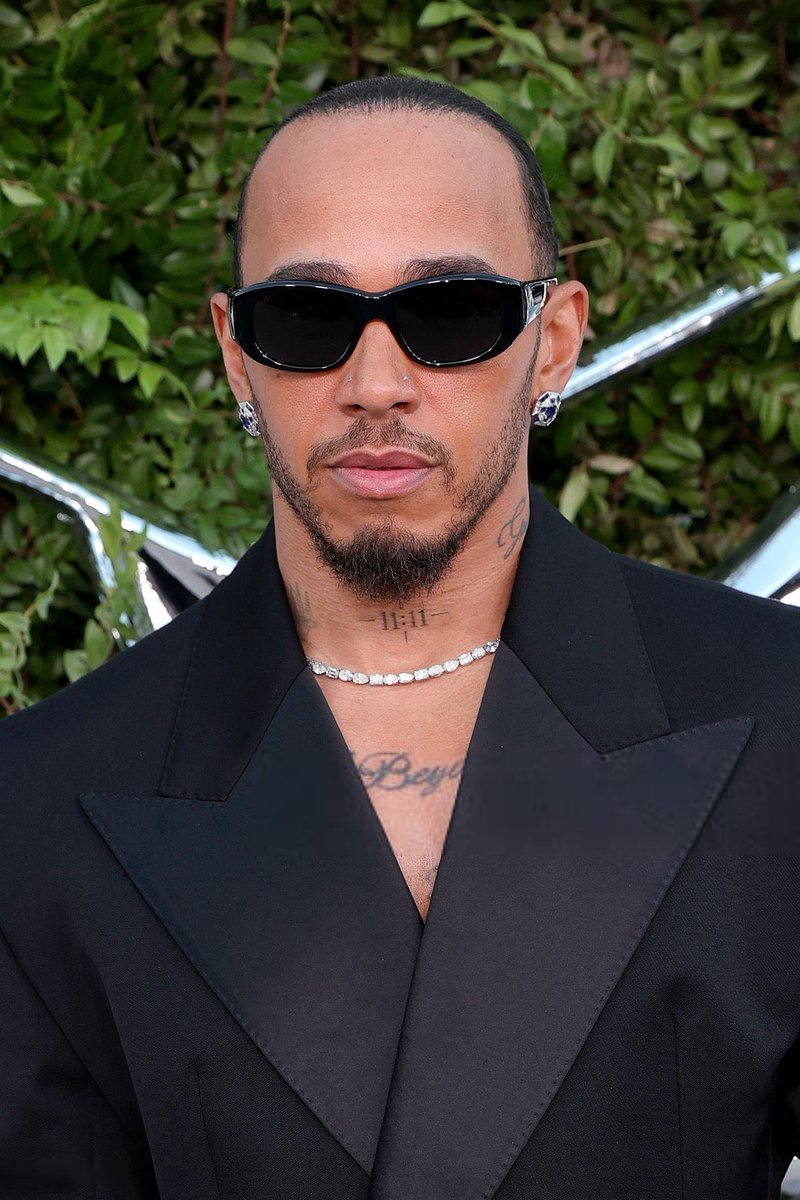 LH44NEWS's tweet photo. SEM BOINA E SEM IMPLANTE CAPILAR! 🤓☝️

Lewis Hamilton compareceu à inauguração do Lucas Museum of Narrative Art, em Los Angeles. https://t.co/P4JTO11KcT