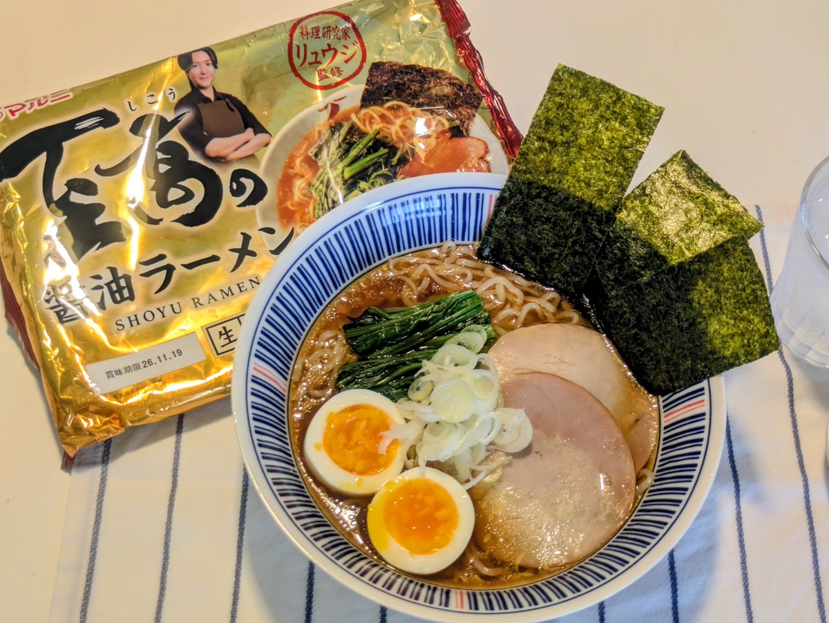 kenzysince1972's tweet photo. 今日のお昼ご飯はラーメン。
リュウジの至高の醤油ラーメンです。

魚介系の出汁とちぢれ麺が美味しいです😋

味噌ラーメンも食べたいな。

#おうちご飯
#おうちごはん
#お腹ペコリン部
#Twitter家庭料理部 https://t.co/qgccu9mZm5