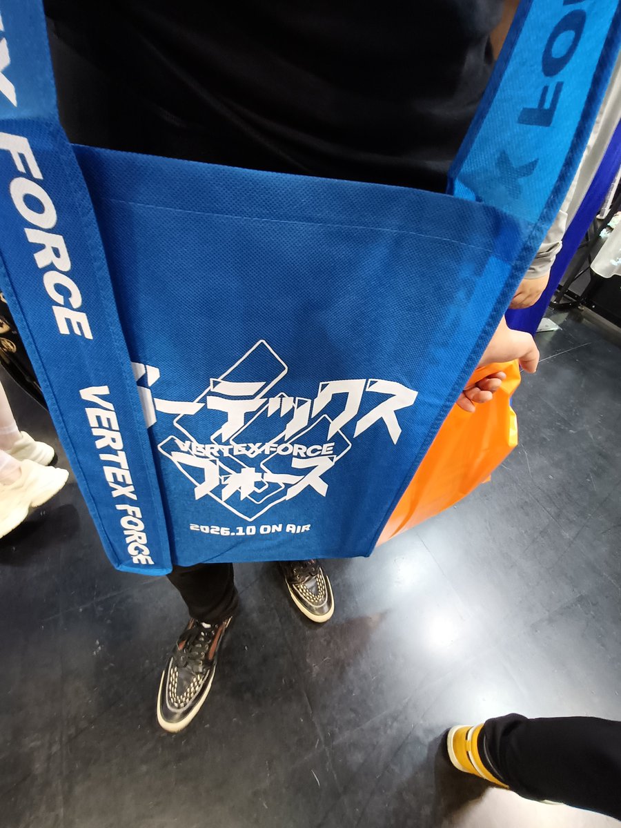 MAKOsISM2's tweet photo. 本日の波濤
京まふ離脱しました
イベント重なってくれてるおかげで人少なくて、バーテックスフォースのステージギリギリ間に合って見れたし、わちゃわちゃ楽しかったです。

4枚目　ブースのお姉さんに首からかけられた袋をぶら下げる男 https://t.co/lwjpJfcMhn