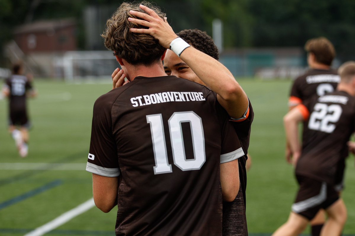 GoBonnies's tweet photo. Winning weekend for @BonniesMSoccer 😃

🟤🐺⚪️

#Unfurl https://t.co/dJ9KmNSHcq