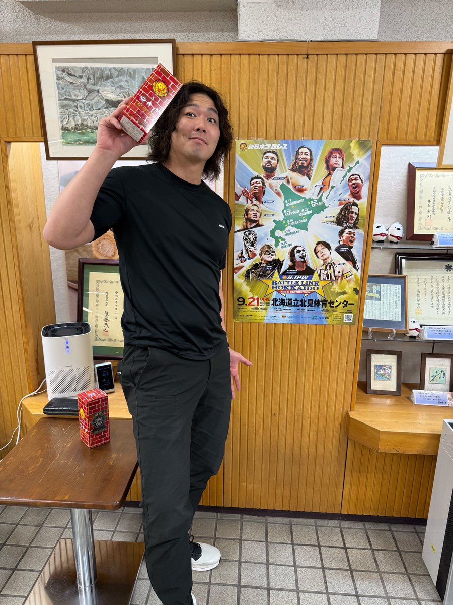 njpw_nyao's tweet photo. 【明日開催！北見大会‼︎】
明日9月21日（月・祝）開催！
北見市・北海道立北見体育センター大会！

“きたみ観光大使”ジェイク・リー
新日本プロレスのリングで北見初凱旋🤡‼️

さらに会場では、新日本プロレス×清月×ジェイク・リーのトリプルコラボ『赤いサイロ』も販売いたします🍰
詳細はコチラ👉https://t.co/5wkRUjcXwH
（※数に限りがございますので 品切れの際はご了承ください）

北見大会、ぜひ会場でお楽しみください‼️
皆様のご来場を心よりお待ちしております👊
#njdest #赤いサイロ