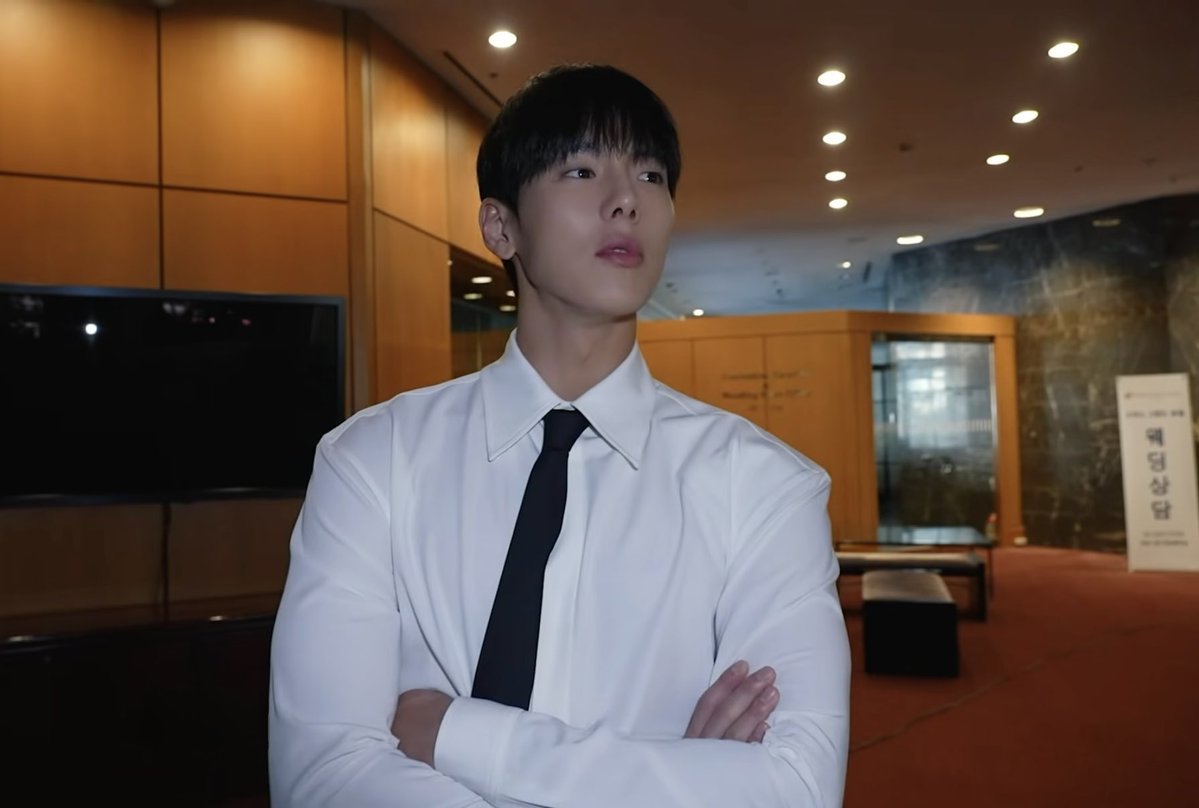 wwwimbb's tweet photo. 뒤에 ‘웨딩상담’ 배너까지 있어서 오만가지 생각이 들게함 어어 그니까 지금 우리가 의견이 안맞는 상황인거지 응응 https://t.co/mKn1gtuXjZ
