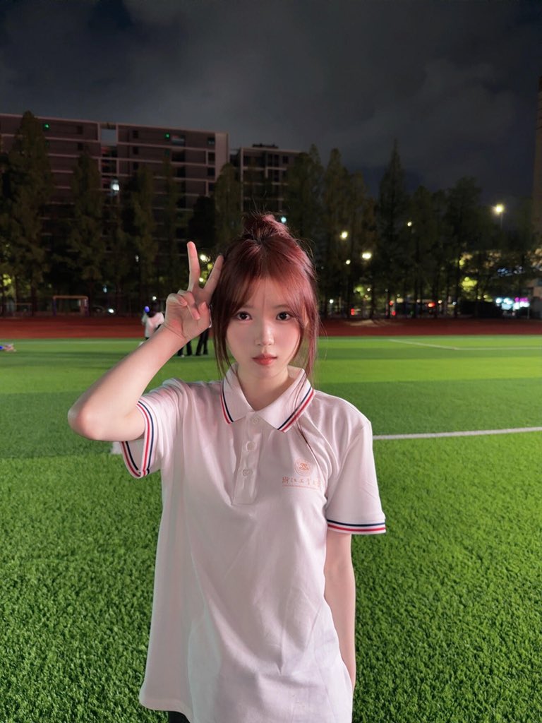 Adeliadp6w's tweet photo. 05女、真心找男（不开玩笑）
在线蹲一位周末能约的男搭子，不打扰彼此生活！！
点赞优先 反正没有🚪 https://t.co/IYetb4EJ0i