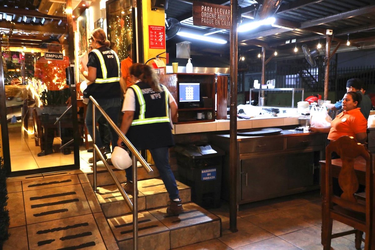 SvFesic_'s tweet photo. El trabajo nocturno forma parte de las actividades que requieren vigilancia para asegurar el respeto de la legislación laboral. Por eso, los inspectores realizan recorridos y verificaciones en distintos establecimientos a escala nacional.

Con el Programa Justicia Laboral Nocturna, el Ministro de Trabajo @RolandoCastroSv da seguimiento a las condiciones laborales y al cumplimiento de las obligaciones que corresponden a los empleadores.
