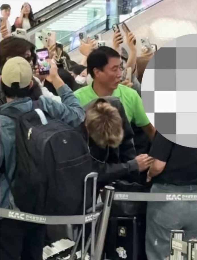 Jwhh3z's tweet photo. Look at him! Open your damn eyes and LOOK! The poor guy was literally crouching down, forced to curl himself up just to protect himself! When he got pushed, his body slammed hard right into a suitcase that must’ve hurt like hell! He was already exhausted from performing on stage, https://t.co/Z8DlNPwobg
