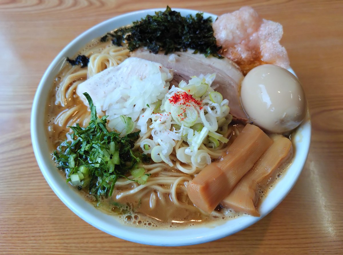 180sxPiro's tweet photo. 9月19日の昼麺🍜茨城県つくば市❗麺や松辰‼️限定 濃厚秋刀魚ラーメン(大盛)🍜遅い昼を食べに家族で参上😁スープは淡麗と比較すると秋刀魚の旨味が格段にレベルアップ🤩スープと麺の相性も良き😋麺大盛りだと丼に麺がミチミチなので麺中盛りの方が食べやすいかも😋らーめん美味しくですよ😆🍜 https://t.co/I9oftt18P1