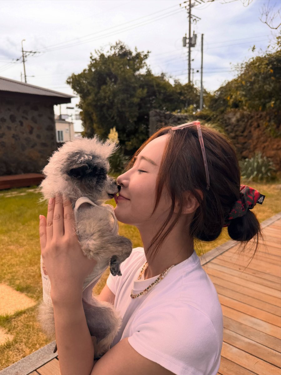 ilysmKYR's tweet photo. 260920 | yulyulk

두이가 제주에 또 놀러왔뚜 이제 비행기 잘탈수있뚜
언니가 바빠서 많이 못놀아줬지만.. 🥹🥲 
그래도 가족들과 즐거운시간 보냈뚜 

@/dooeyuri

: https://t.co/UozMGU96cP
#권유리 #소녀시대유리 #KWONYURI https://t.co/KcIhMIkPuG