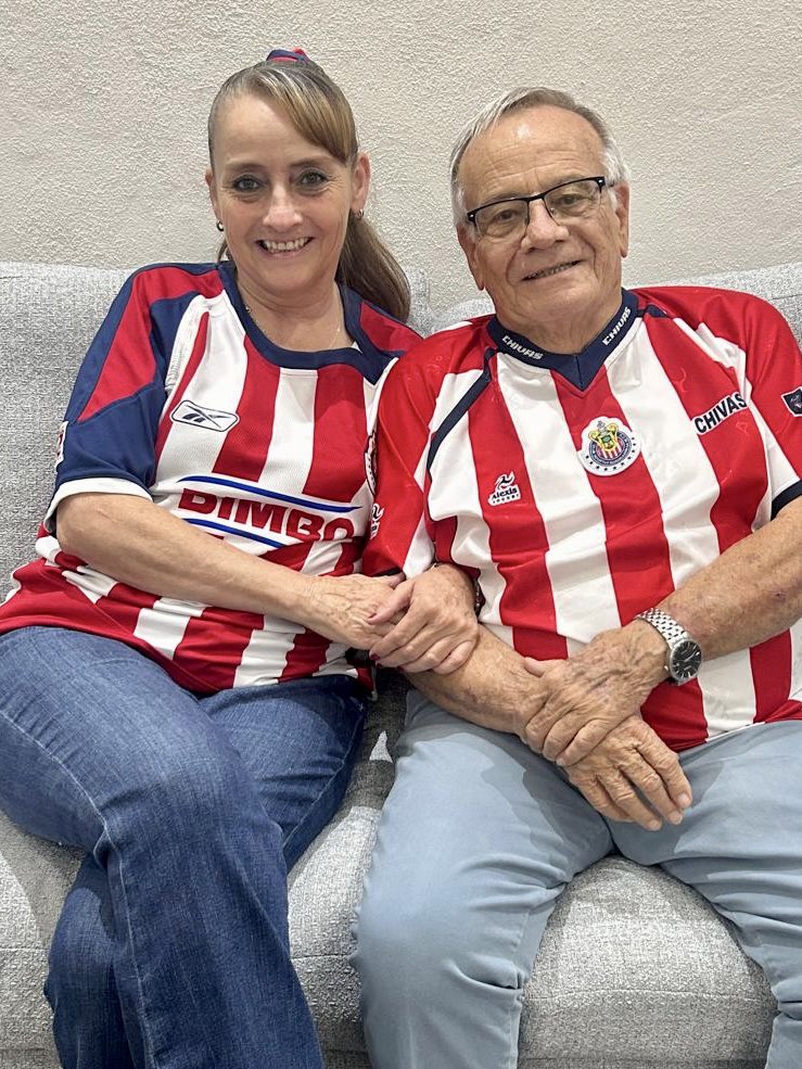 Sandybell_mgb69's tweet photo. @TUDNMEX #MegaFutbol #Chivas Con 
Mi papá viendo el partido! Desde SLP https://t.co/AEnexCre0m