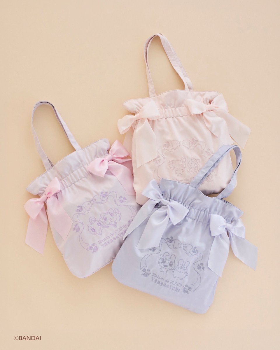 MaisondeFLEUR1's tweet photo. ＼9/22(tue)発売🎀 Maison de FLEUR × たまごっち／

30周年を迎える「たまごっち」と、Maison de FLEURが初コラボレーション✨

たまごっちたちが、ブランドアイコンのリボンやお花でおめかしした特別なデザインに。バッグや小物など、コラボならではのアイテムをラインアップしました。

全国SHOP：9/22(tue)～
ストライプクラブ・ZOZOTOWN：9/22(tue)12:00～

※販売初日は各店オープン15分前よりシャッフル整理券を配布
※販売開始から1週間は、各アイテムおひとり様1点まで

全ラインアップはこちら▽
https://t.co/2pRSBH6JOX