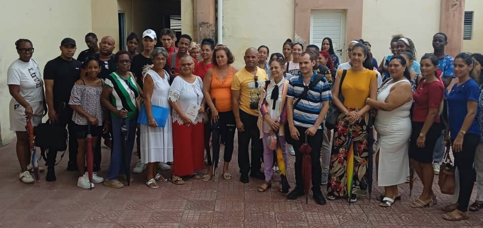 Oceania166069's tweet photo. Hasta el encuentro con jóvenes de la carrera de Comunicación Social nos fuimos hoy, ya está el proyecto para visibilizar la democracia en Cuba con nuestro Sistema Electoral.Seguimos #JuntosPorLaDemocracia https://t.co/17G3Q2xYL4