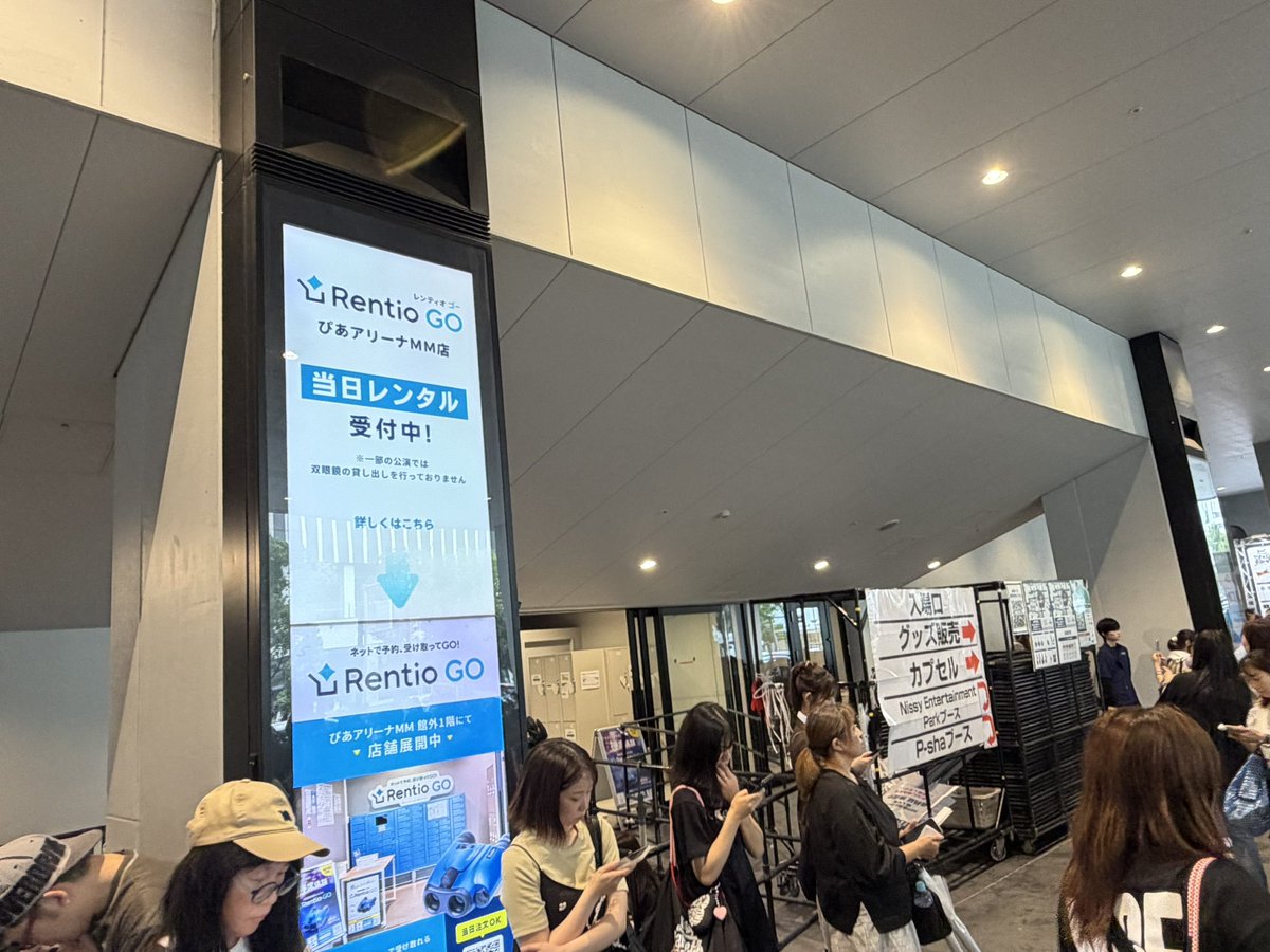 nissy__lip24's tweet photo. @m00npeach03 こちらもその近くにいてふたり組でスヌーピーのバッグ持ってます https://t.co/O6A6jIx4lr