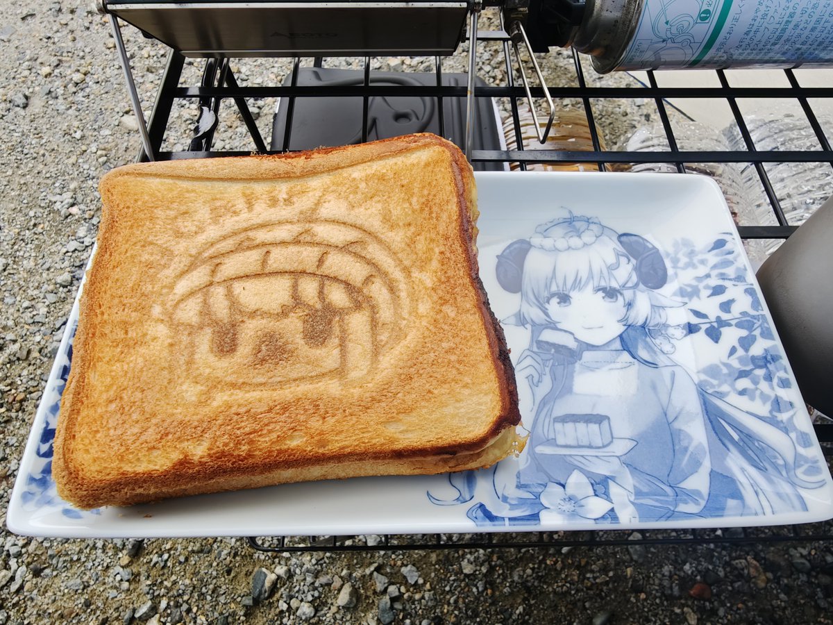 TOMO_FD2's tweet photo. 朝はダラっとしてたので、遅めの朝兼昼飯

いつも通りの和風ハンバーグサンド
顔は上手く焼けたけど、文字がちょっと緩かったか

そして、これからずっと続く雨 https://t.co/jScnvrpoXk