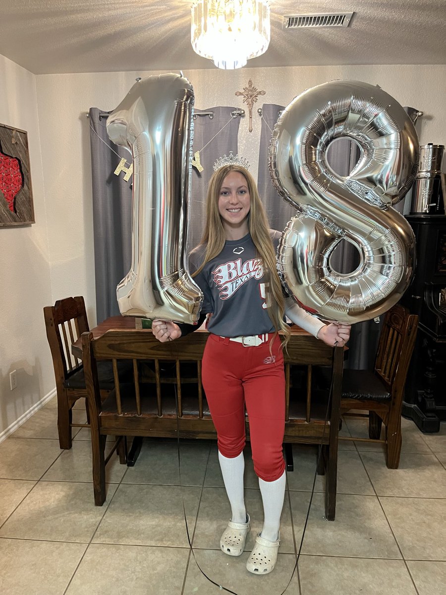 ChloeClark2027's tweet photo. 18th birthday bomb!!💣💣💣

@txblazeatxnat 
@s3baseball_ 
@NCSA_Softball 
@StevensonCallen 
@CoachBKornegay 
@coach_hendu_19 https://t.co/Jb9EO30uNc