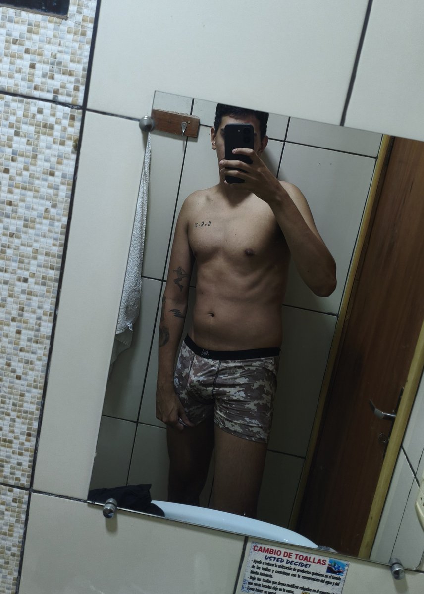 MagrelloPutto's tweet photo. Caralho, to ganhando um bucho huehuehue to comendo pizza toda janta e num to tendo tempo de ir pra academia https://t.co/40WnKY3eLf