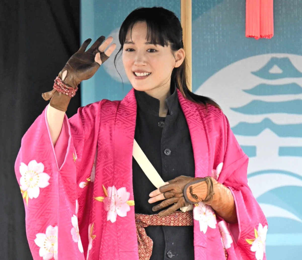 福島民報 в X: „綾瀬はるかさん登場 会津まつり「会津藩公行列」始まる
