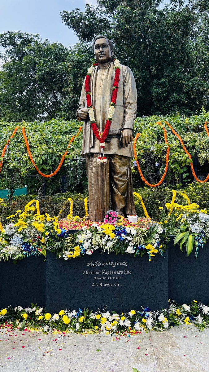 NagPrasad9's tweet photo. 256 చిత్రాలు
27 తమిళ్
1 హిందీ
30 జూబ్లీ చిత్రాలు
145 శతదినోత్సవ చిత్రాలు
1హిందీ జూబ్లీ
3 భాషల్లో జూబ్లీ కల ఏకైక నటులు
74 మంది దర్శకులు
62 మంది హీరోహిన్స్
4 తమిళ జూబ్లీ చిత్రాలు
1200+ అవార్డ్స్
పద్మశ్రీ
పద్మ విభూషన్
దాదాసాహెబ్ ఫాల్కే
#Natasamrat
#ANR
#ANRLiveson https://t.co/MNNzm01G7Y