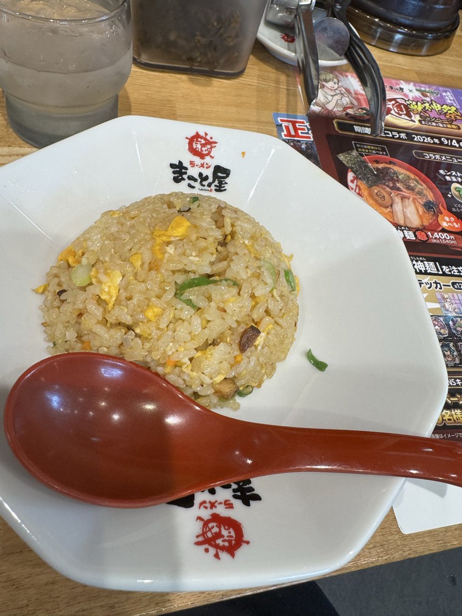 Tama_mo_X's tweet photo. 牛骨ラーメンまこと屋 岩倉店
全部のせ牛白湯&amp;半チャーハン
鍋ふる音でつい😅
サッパリだけど濃厚で甘さを感じた
ラー油の味変良かった
前食べた牛骨は謎に辛かった
#岩倉ラーメン https://t.co/yFPkAGnH8m