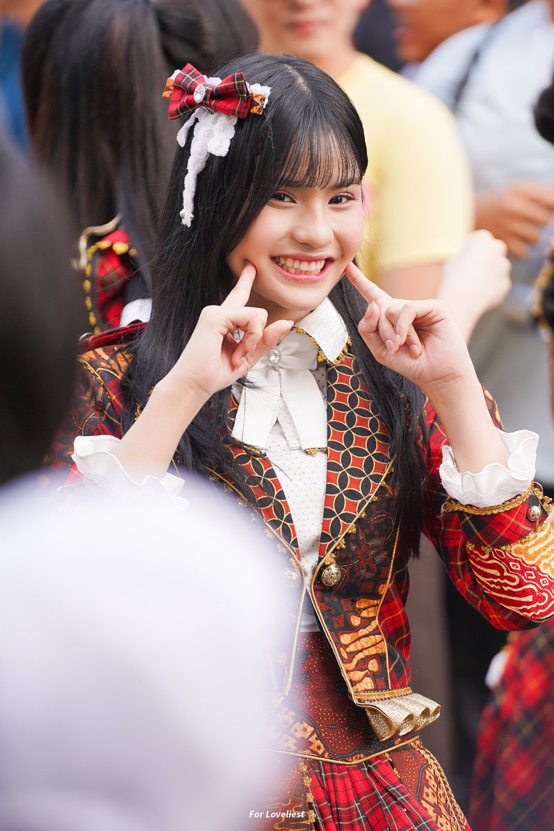 ForLoveliest's tweet photo. Our center single ke-28 kita #JKT48AyoSenyumlah 😆🫶🏻

@JTrisha_JKT48 https://t.co/fTOB7NPSz3